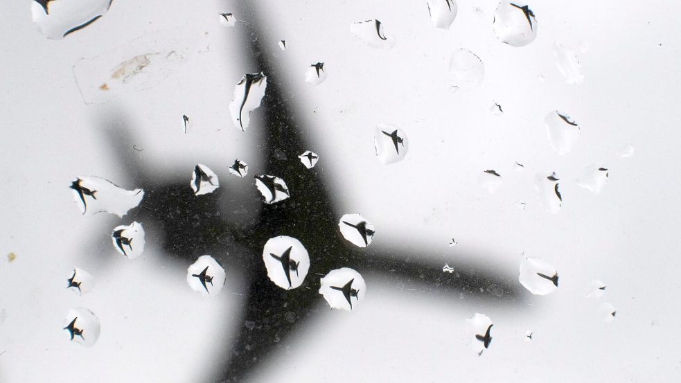 Ein Flugzeug landet bei Regenwetter. (Symbolbild) Foto: Julian Stratenschulte
