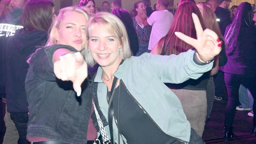 Diese beiden Frauen hatten sichtlich Spaß auf der Ernte-Party am Samstagabend in Klostermoor. Foto: Holger Weers