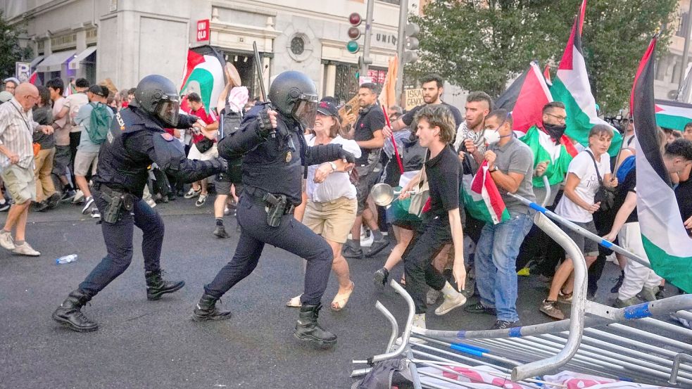 Es kam zu Zusammenstößen zwischen Polizei und Demonstranten. Foto: Manu Fernandez/AP/dpa