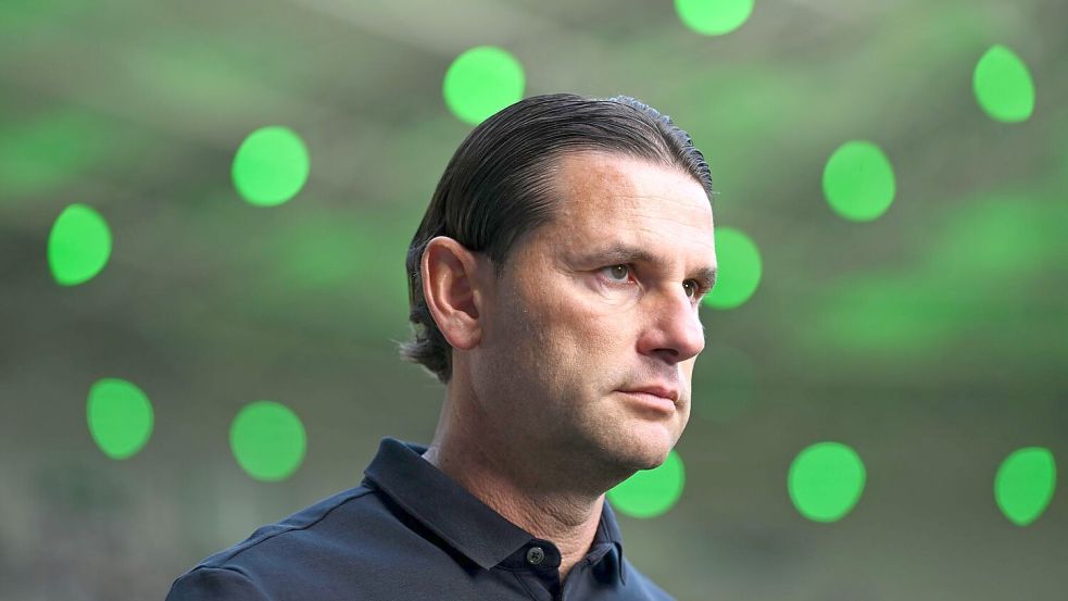 Pfiffe gegen Gerardo Seoane: Der Gladbach-Coach steht unter Druck Foto: Fabian Strauch