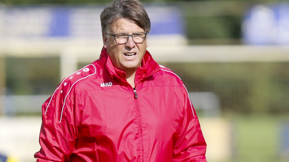 Trainer Thomas Jakobs und der FC Norden haben sich im oberen Tabellendrittel festgesetzt. Foto: Jens Doden, Emden