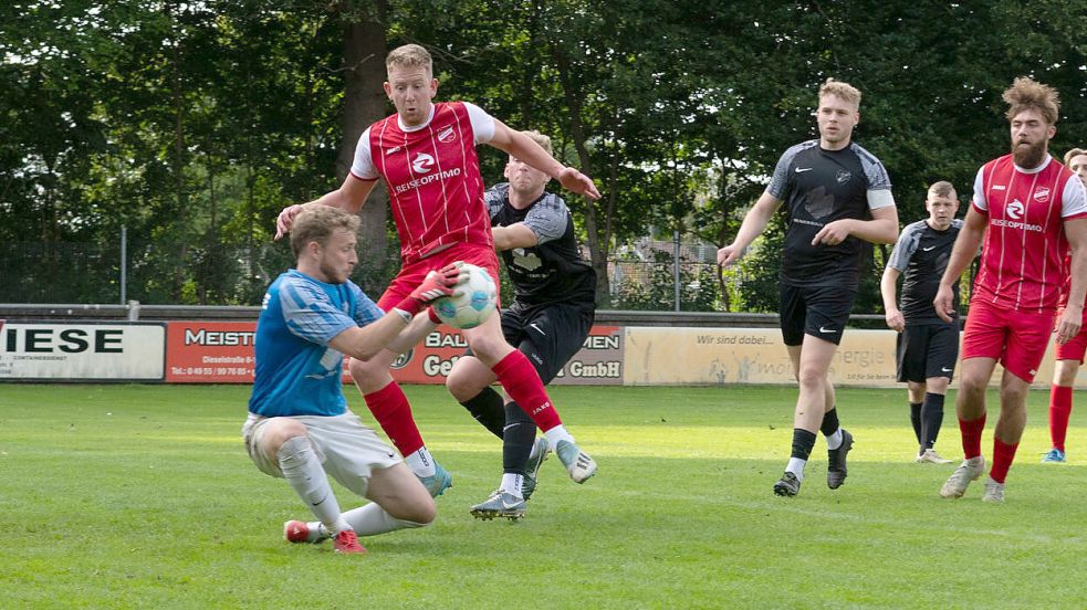 Hinte-Schlussmann Lasse Hoogestraat (blaues Trikot) hatte gegen Ihrhove einiges zu tun. Wilko Oldigs (rotes Trikot) war einer von vier Ihrhovern, die ihn überwinden konnten. Foto: Lohmann