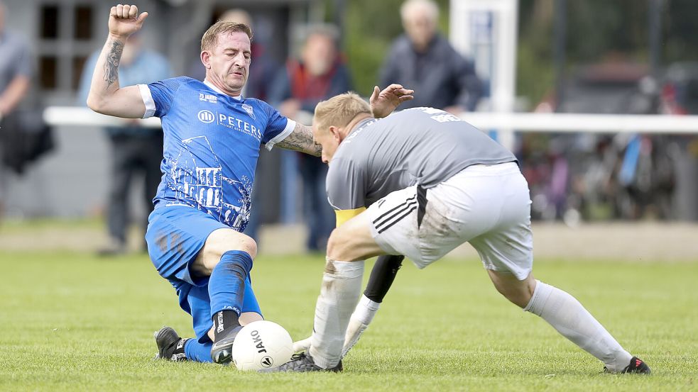 Zweimal traf Suurhusens David Kloos gegen den TuS Strudden (rechts René Breu). Foto: Jens Doden/ Emden