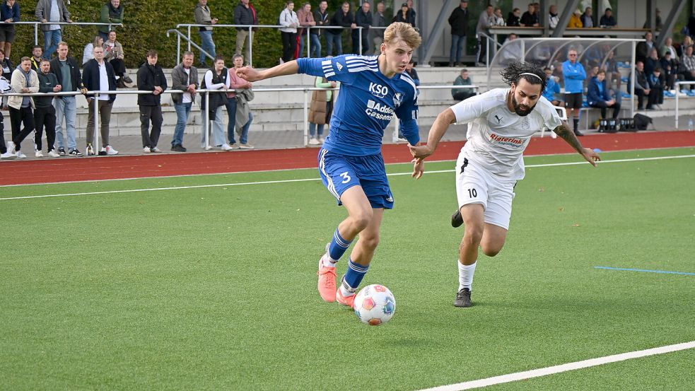 Jan Sabath (links) erzielte am Sonntag gegen Vorwärts Nordhorn sein erstes Landesliga-Tor für den TuS Esens. Fotos: Heiner Steenhoff