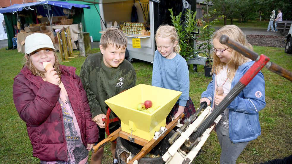 Apfelsaft selber pressen – das machte diesen Kindern in Oldersum auch bei Regen Spaß. Foto: Melchert Stromann