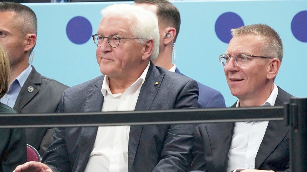 Bundespräsident Frank-Walter Steinmeier verfolgte das Finale in der Arena von Riga. Foto: Sergei Grits/AP/dpa