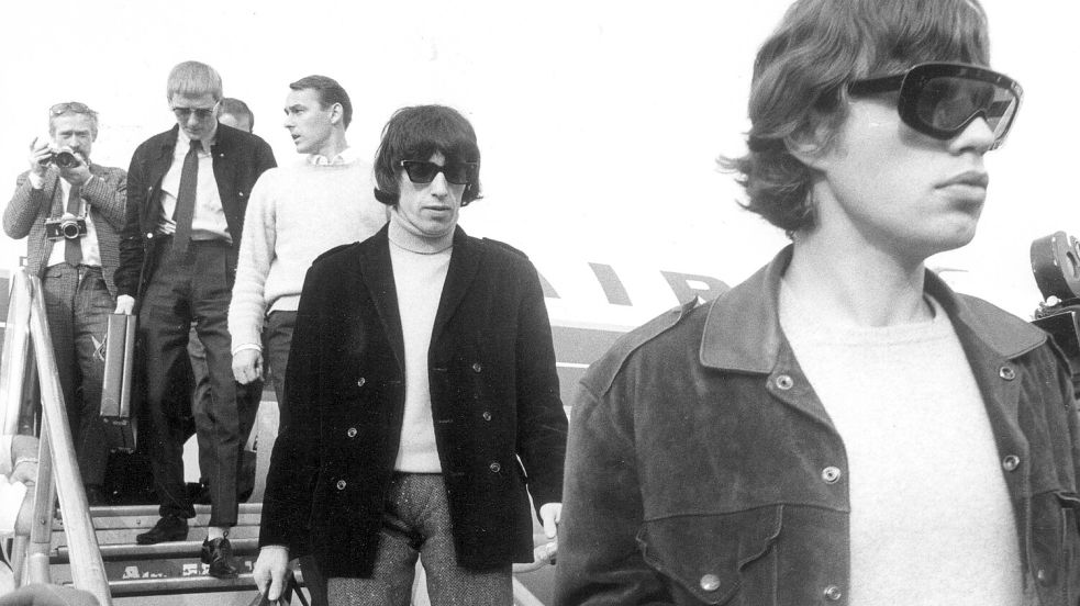 Am Flughafen Tegel verlassen Mick Jagger und Bill Wyman das Flugzeug. (Archivbild) Foto: picture alliance / Konrad Giehr