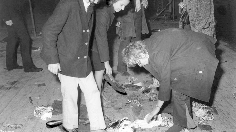 Jugendliche sammeln Schuhe ein, die sie auf die Bühne geworfen haben. (Archivbild) Foto: picture alliance / Konrad Giehr