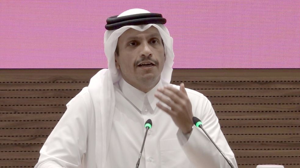 Katars Regierungschef Al Thani fordert nach Israels Angriff „echte und spürbare Maßnahmen auf allen Ebenen“. (Archivbild) Foto: Uncredited/AP/dpa