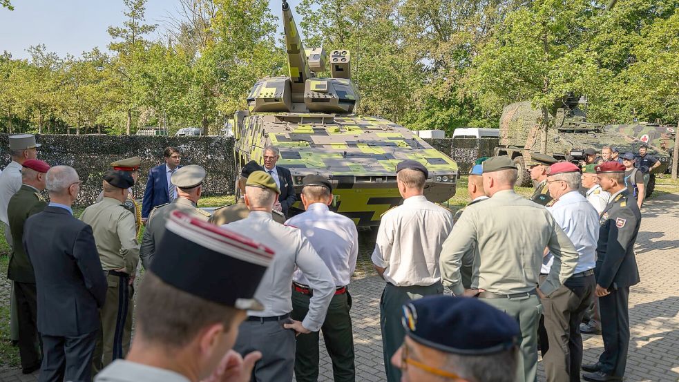 Ein Prototyp des Flugabwehrsystems Skyranger ist bei einem Treffen europäischer Oberbefehlshaber von Landstreitkräften ausgestellt. (Archivbild) Foto: Robert Michael