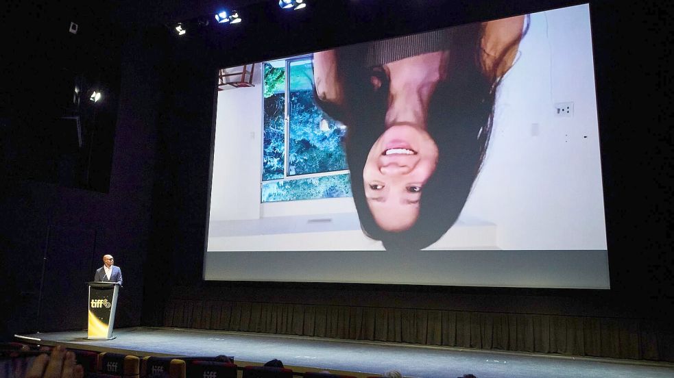 Regisseurin Chloé Zhao spricht in einer auf den Kopf gestellten, aufgezeichneten Botschaft. Foto: Sammy Kogan/The Canadian Press/A