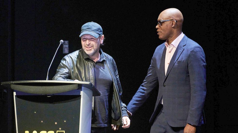 Als besten Dokumentarfilm wählten die Zuschauer „The Road Between Us: The Ultimate Rescue“ von Barry Avrich - hier der Regisseur (links) mit Filmfestival-Chef Cameron Bailey. Foto: Sammy Kogan/Canadian Press via Z