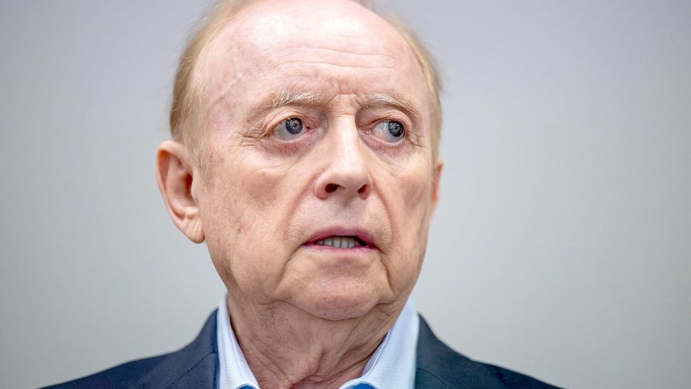 Bleibt trotz Fristablaufs auf freiem Fuß: Alfons Schuhbeck. (Archivbild) Foto: Peter Kneffel/dpa