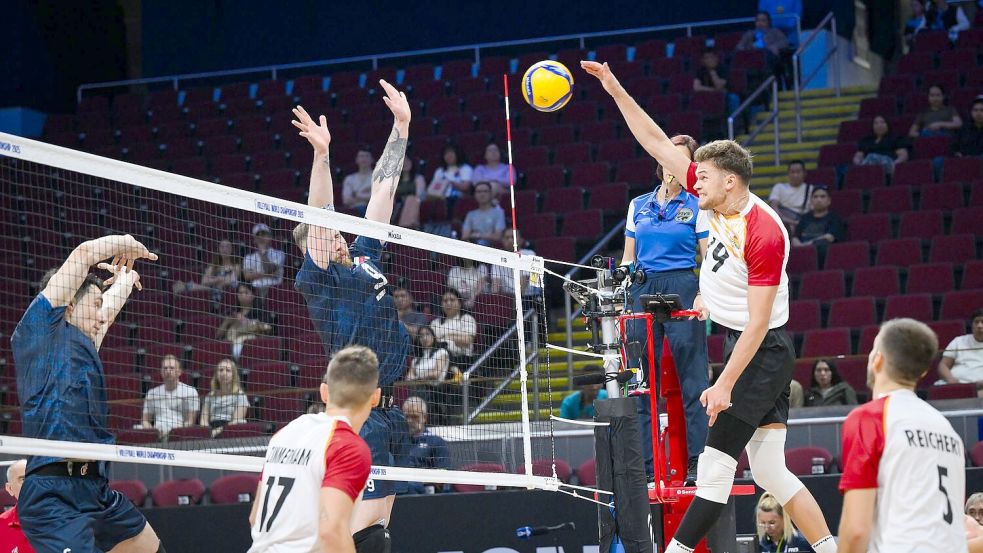 Die deutschen Volleyballer erfüllten die Pflichtaufgabe. Foto: volleyballworld/dpa
