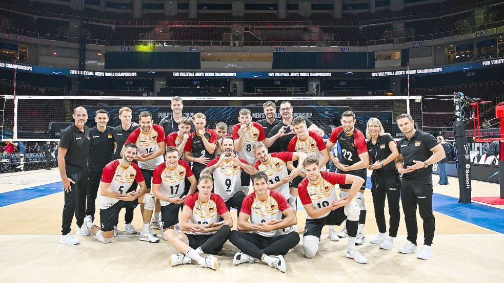 Schickten Grüße in die Heimat: die deutschen Volleyballer. Foto: volleyballworld/dpa