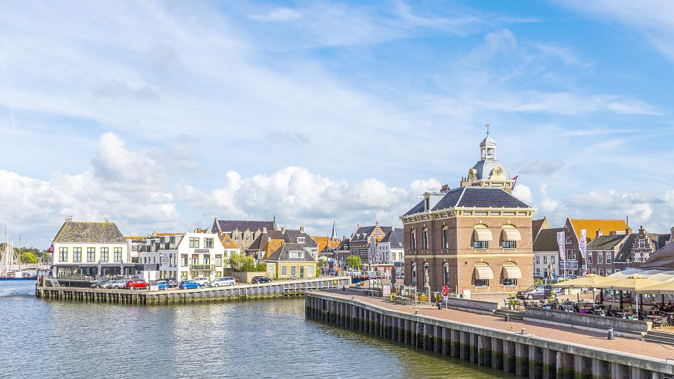 Das havarierte Segelboot wurde in den Hafen von Harlingen geschleppt. Foto: IMAGO/Dreamstime