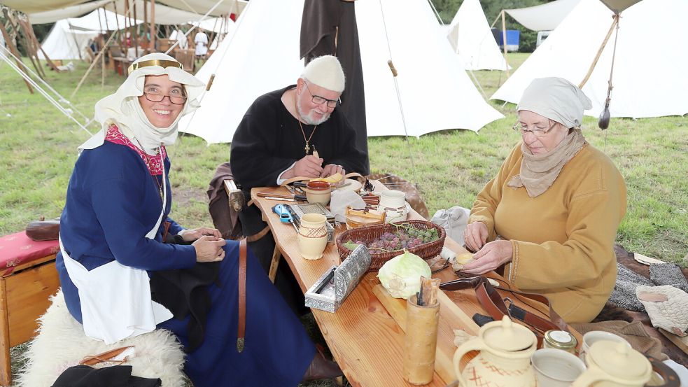 Im historischen Zeltlager wurde das Essen nach mittelalterlichen Rezepten zubereitet. Fotos: Hans Passmann