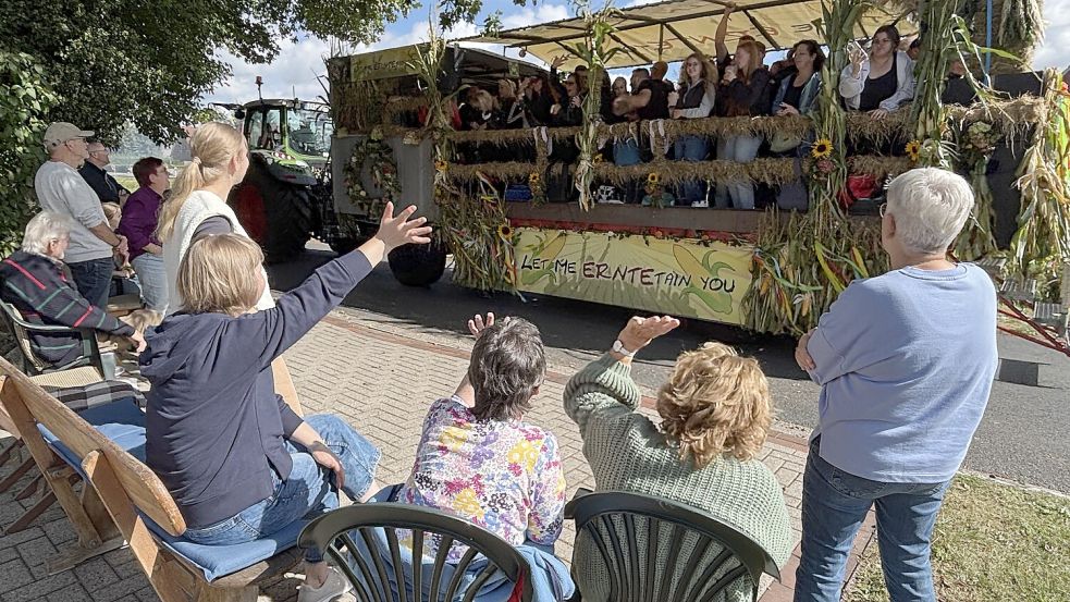 Viele Besucher schauten sich den Ernteumzug durch Klostermoor und Hahnentange an. Foto: Henrik Zein
