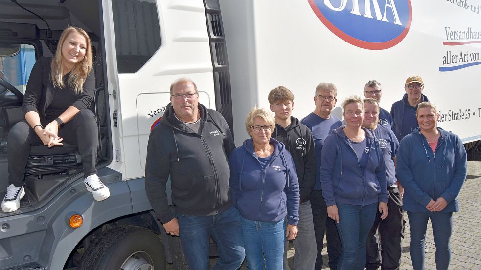 Teambild mit Firmenlaster (von links): Jasmin Pauly, Friedrich und Siegrid Betz, Noah Pauly sowie die Mitarbeiter Heinz Woortmann, Tina Wiese, Björn Kramer, Johann Schmidt, Wenzel Sedlatscheck und Agata Link freuen sich auf die Aktionswoche und den verkaufsoffenen Sonntag. Auf dem Bild fehlt Stephan Förster. Foto: Prins