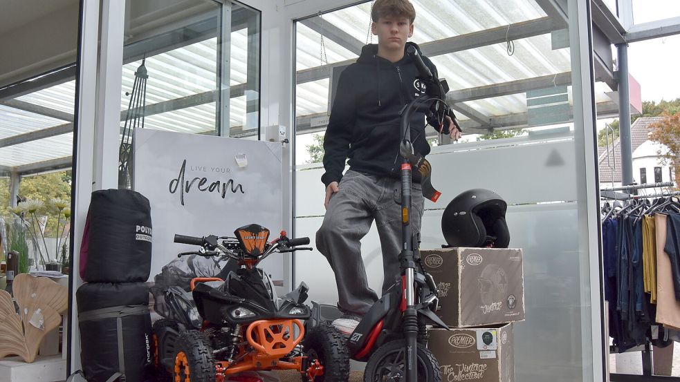 Die dritte Generation des Familienunternehmens: Noah Pauly, Enkel von Firmengründer Friedrich Betz, zeigt die Hauptpreise des Gewinnspiels - einen E-Scooter und ein Kinder-Quad. Foto: Prins