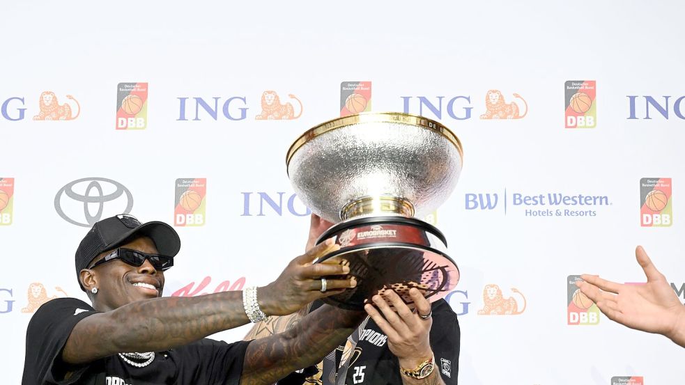 Schröder brachte die Trophäe auf die Bühne. Foto: Boris Roessler