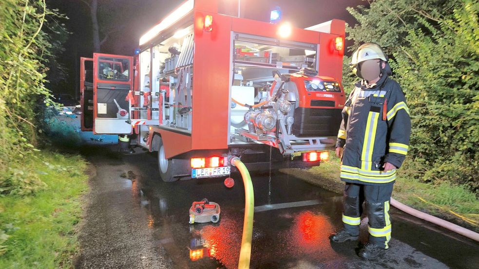 Die Feuerwehren aus Rhaude und Holte waren am Sonntagabend schnell vor Ort und konnten den Schuppenbrand schnell löschen. Foto: Grüneke