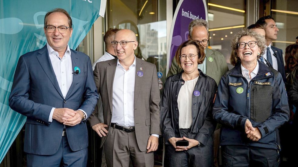 Am Tag der offenen Tür der Bundesregierung gab es einen Kuchen. Das Bundesamt für Verfassungsschutz feiert in diesem Jahr sein 75-jähriges Bestehen. (Archivfoto) Foto: Fabian Sommer/dpa