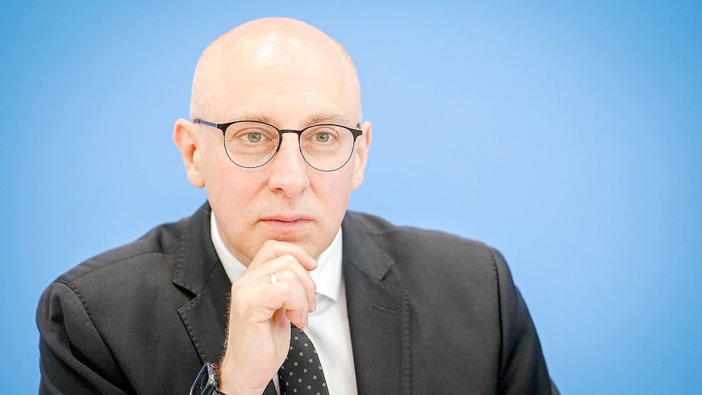 Im Juni stellte Sinan Selen - damals noch Vizepräsident des Bundesamtes für Verfassungsschutz - gemeinsam mit Bundesinnenminister Alexander Dobrindt (CSU) den Jahresbericht seiner Behörde für 2024 vor. (Archivbild) Foto: Kay Nietfeld/dpa