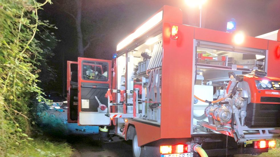 Die Feuerwehren aus Rhaude und Holte waren am Sonntagabend schnell vor Ort und konnten den Schuppenbrand schnell löschen. Foto: Grüneke