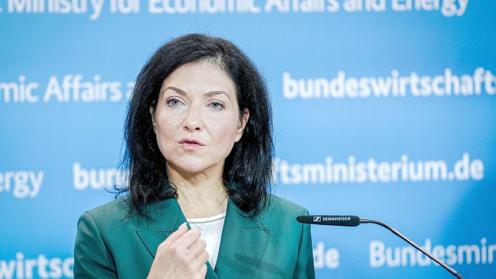 Ministerin Reiche will bei der Energiewende die Kosten auf den Prüstand stellen. Foto: Kay Nietfeld/dpa