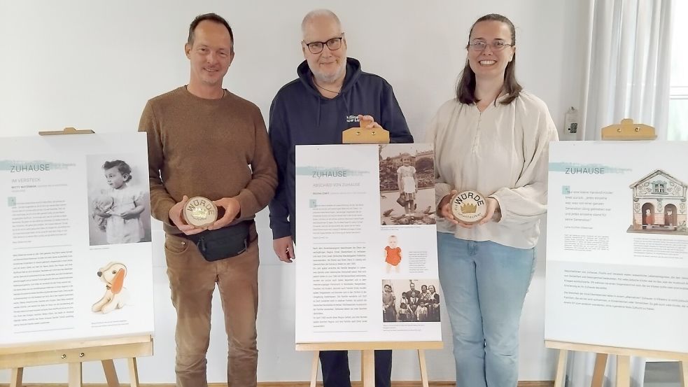 Dr. Welf-Gerrit Otto (von links), Leiter der Kulturagentur der Ostfriesischen Landschaft Aurich und Koordinator des Netzwerkes „Frisia Judaica“, Projektkoordinator Detlef M. Plaisier sowie Musikerin Sorina Groote gestalteten die Eröffnungsveranstaltung der Ausstellung „Sterne ohne Himmel“. Foto: Clarissa Scherzer