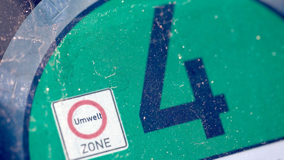 Freie Fahrt in die Umweltzone: Wer eine grüne Plakette hat, muss sich keine Gedanken machen - und das betrifft mittlerweile die allermeisten Fahrzeuge. Foto: dpa/Fernando Gutierrez-Juarez