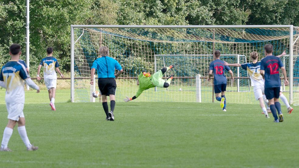 Und wieder mal ein Tor für SuS Steenfelde. Der Spitzenreiter siegte in Ihren mit 6:0. Foto: Heiner Lohmann
