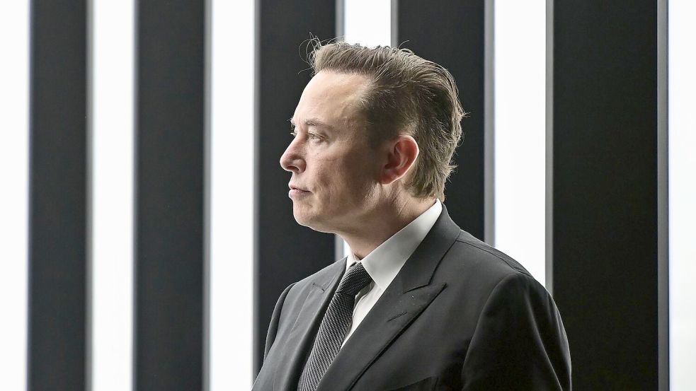 Elon Musk lässt den Tesla-Kurs vor einer wichtigen Aktionärsabstimmung mit einem Aktienkauf steigen. (Archivbild) Foto: Patrick Pleul