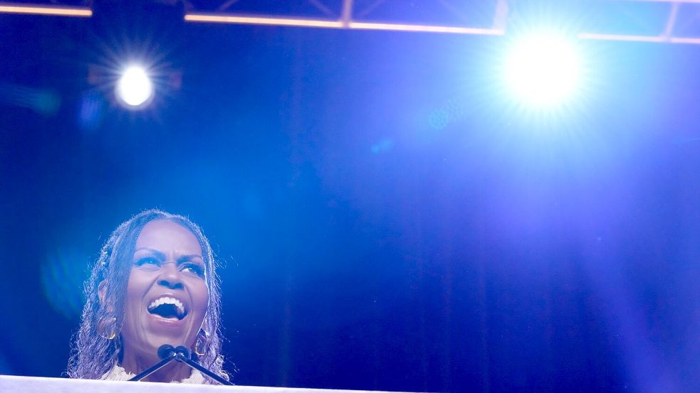 Auch Michelle Obama sprach bereits über ihre Wechseljahre. (Archivbild) Foto: Brynn Anderson/AP/dpa