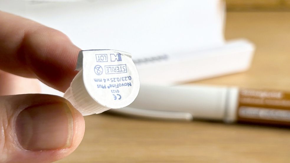 Die Einwegnadeln mit 4 Millimeter Länge sind leicht zu handhaben. Der Stich in den Bauch oder Unterarm ist nicht zu spüren. Bei mir machte sich der Wirkstoff am nächsten Tag leicht bemerkbar bei leicht geröteter Einstichstelle. Foto: Nicole Böning
