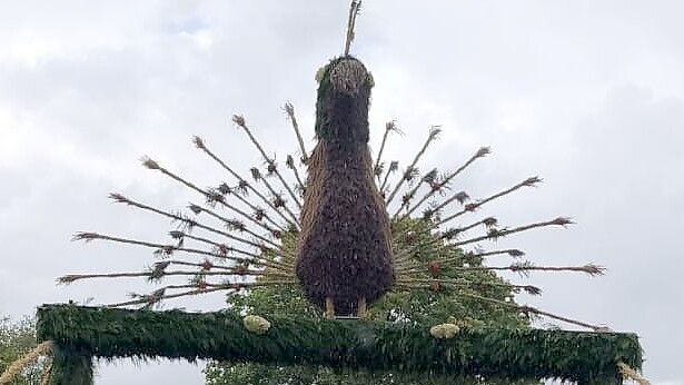 Die Gruppe „Mit Spaß dabei“ von der 2. Südwieke belegte mit ihrem überdimensionalen Pfauen-Bogen den ersten Platz. Foto: Förderverein Erntedankfest