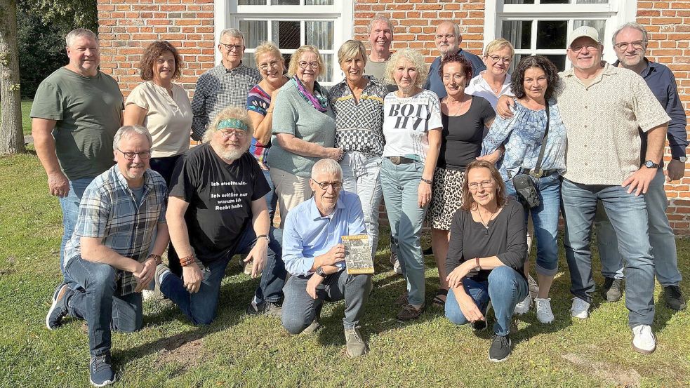 Auf dem Gruppenfoto sind in der oberen Reihe von links zu sehen: Heinrich Weßling, Brigitte Meyer, Peter Detmers, Renate Wramba, Margrit Thoben van Valen, Monika Röben, Dietmar Lakeberg, Karin Liebert, Udo Beenken, Heidi Tiedeken, Anne Dirksen, Bettina Graepel, Horst-Uwe Pruin und Jan-Bernd Meijer. In der unteren Reihe sitzen Horst Behnen, Karl-Heinz Harders, Rudolf Südkamp und Heide Wahrheit. Foto: Anne Dirksen