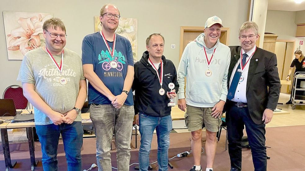 Die Oldenburger Müsselbuben Jörg Dannemann (von links), Jens Holtermann, Marco Lebert und Thomas Pflüger freuen sich über Platz drei. Foto: privat
