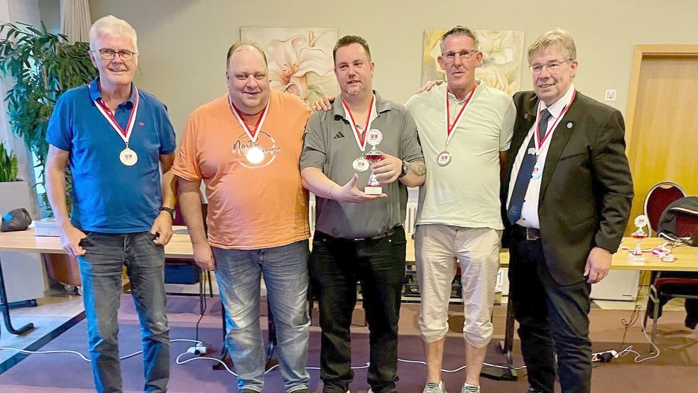 Die Friesenjungs Wiesmoor sind Skat-Vizemeister im Landesverband Niedersachsen (von links): Enno Krüsmann, Frank Rosenberg, Marc Petrusch, Bernd Schönbohm mit Gerfried Meyer, dem Präsidenten des Skatverbandes Weser-Ems. Foto: privat
