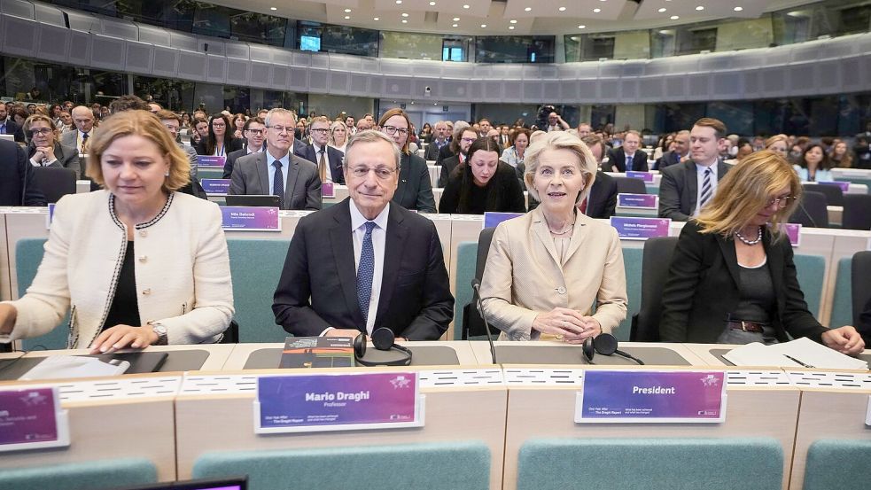 Mario Draghi (M.l.) und Ursula von der Leyen (M.r.) in Brüssel. Vor fast genau einem Jahr hat der frühere EZB-Chef seinen Bericht über Europas Wettbewerbsfähigkeit vorgestellt. Foto: Virginia Mayo/AP/dpa