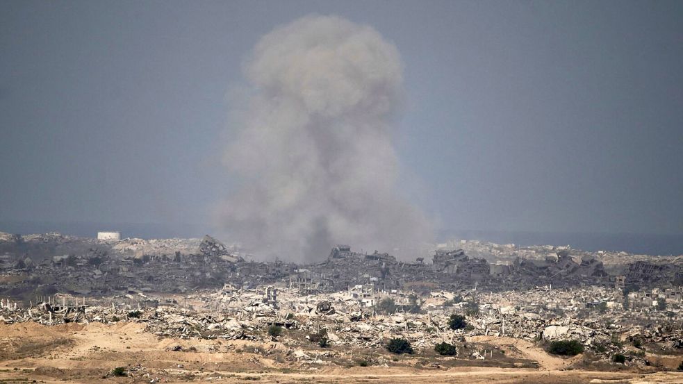 Rauch steigt auf nach einem israelischen Militärschlag im nördlichen Gazastreifen. Foto: Leo Correa/AP/dpa