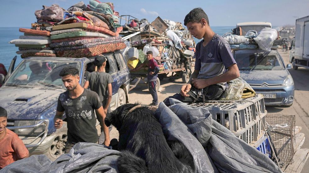 Palästinenser fliehen mit ihren Habseligkeiten in Richtung Süden. Foto: Abdel Kareem Hana/AP/dpa