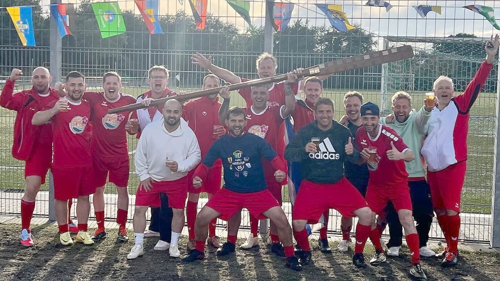 Nach dem Freitagspiel in Remels feierten die Trainer Deniz Cömertpay (hintere Reihe Dritter von rechts) und Jens Harms (hintere Reihe, links neben Cömertpay) am nächsten Tag auf Borkum den Sieg mit den Norderneyer Alten Herren beim Inselturnier. Foto: Privat