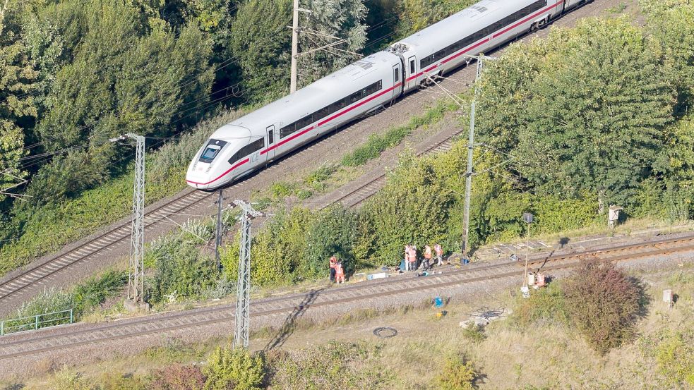 Die Ermittlungen zu der mutmaßlich vorsätzlichen Brandstiftung an einem Sicherungskasten eines Stellwerks in Lehrte bei Hannover dauern an. Foto: Julian Stratenschulte
