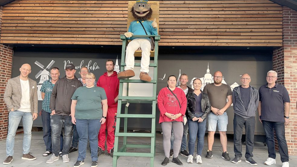 Die Teilnehmer vom Pfahlsitzen 2025 mit den Organisatoren. Foto: Dirk Hellmers