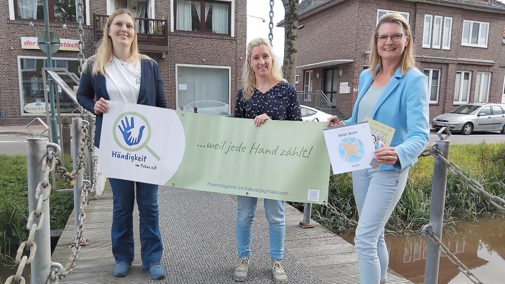 Katja Schmidt (von links) und Silke Schwarzenburg vom Förderverein „Händigkeit im Fokus“ mit Dr. Sabrina Plümer von Frei Hand freuen sich über die erfolgreiche Vereinsgründung. Foto: Clarissa Scherzer