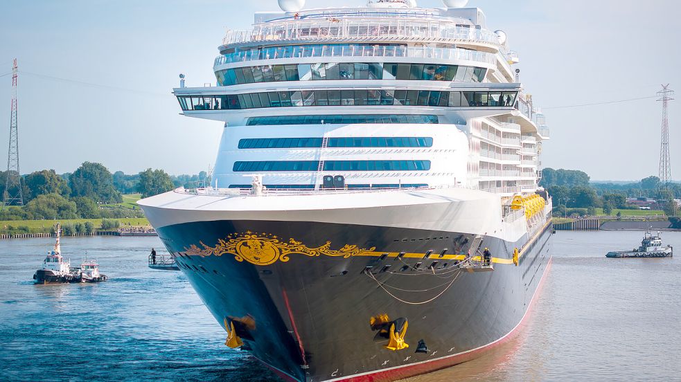 Die "Disney Destiny" wird rückwärts durch die Ems nach Eemshaven geschleppt. Foto: MEYER WERFT GmbH