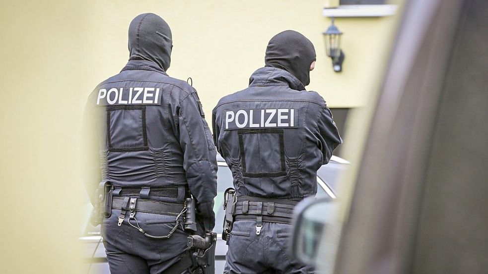 Die Ermittler stellten nach eigenen Angaben mehrere Waffen sicher. Foto: --
