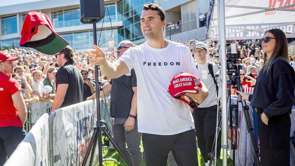 Nach dem Tod des rechten US-Aktivisten Charlie Kirk wurde der Tatverdächtige wegen Mordes angeklagt. (Archivbild) Foto: Tess Crowley/The Deseret News/AP